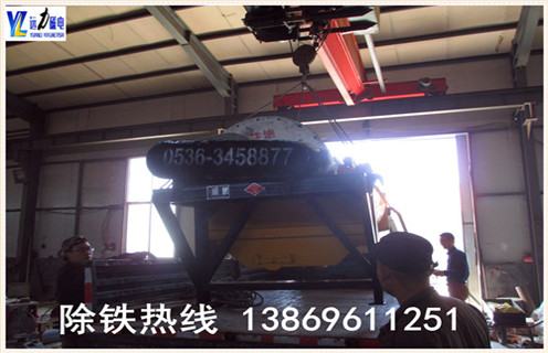 2.小型強(qiáng)磁磁選機(jī)的分選擇效果好  　　行簡單的小型磁選機(jī). 采用磁分離專利技術(shù)還增加了分揀計劃,提高分揀精度,無論硬礦石軟,無論粗顆粒,細(xì)顆粒,所有類型的選礦機(jī)都可以自動調(diào)度,分選效果控制在許可范圍內(nèi).  　　3.遠(yuǎn)力小型強(qiáng)磁磁選機(jī)創(chuàng)新產(chǎn)品  　　以燒結(jié)釹鐵硼"管包裹動態(tài)半封閉磁性系統(tǒng)"專有技術(shù)為中間,開發(fā)了一系列干式磁選機(jī),時間一直是定型產(chǎn)品的發(fā)展：  　　4.小型強(qiáng)磁磁選機(jī)的處理量及型號  　　CTG-620干滾筒式粗軋機(jī)(粗軋?jiān)O(shè)備可用于豐富河砂,砂鐵礦,鐵礦石等)處置量：100-125t / h  　　CTG-824干滾筒粗選機(jī)(粗機(jī)設(shè)備可用于豐富河砂,砂鐵礦,劣鐵礦等)處置能力：125-150t / h  　　CTG-8180干滾筒粗軋機(jī)(粗軋?jiān)O(shè)備可用于貧礦,尾礦,河砂,鋼渣等)處置能力：50-80t / h